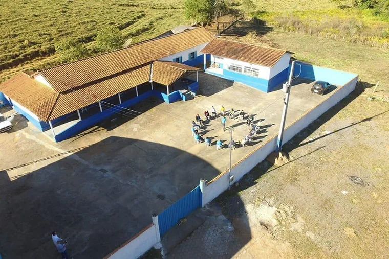 Área externa com círculo de cadeiras, em unidade de acolhimento da rede em Minas Gerais