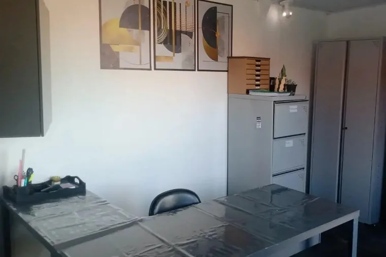 Mesa, cadeira e armários, em unidade de acolhimento da rede em Minas Gerais