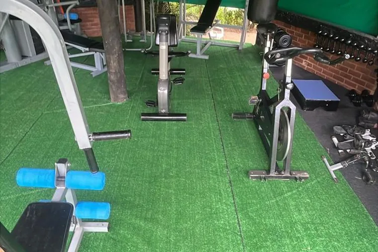 Clínica de reabilitação em Arcos - MG Equipamentos de academia em ambiente fechado, em unidade de acolhimento da rede em Minas Gerais