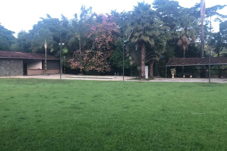 Área externa com gramado e árvores, em unidade de acolhimento da rede em Minas Gerais
