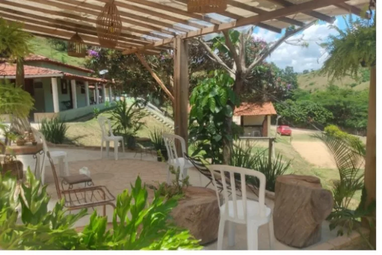 Área ao ar livre com mesas e cadeiras, em unidade de acolhimento da rede em Minas Gerais