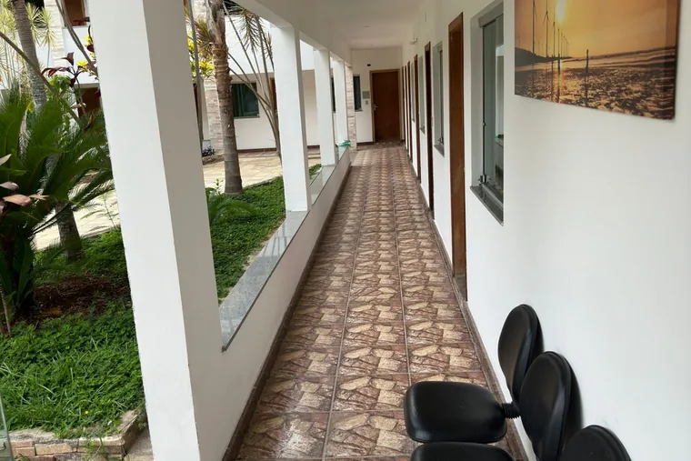 Clínica de reabilitação em Belo Horizonte - MG Corredor com cadeiras e fotos, em unidade de acolhimento da rede em Minas Gerais