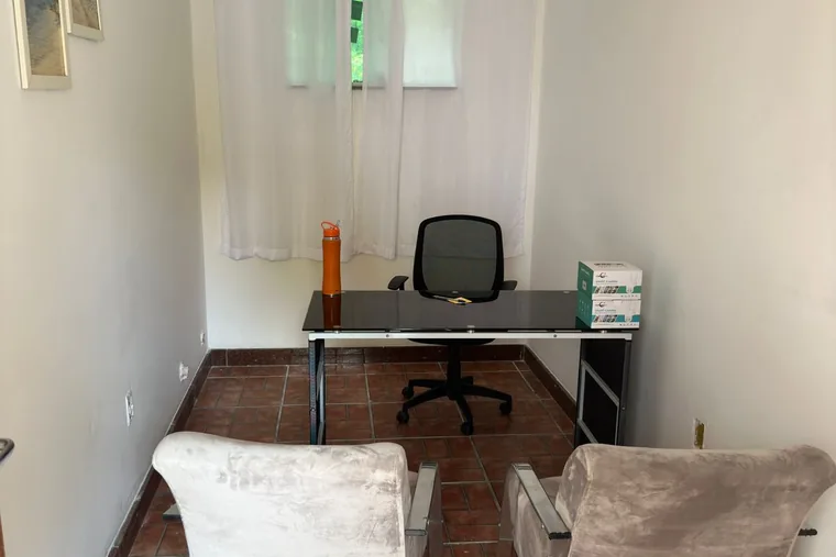 Clínica de reabilitação em Betim - MG Escritório com mesa e cadeiras, em unidade de acolhimento da rede em Minas Gerais