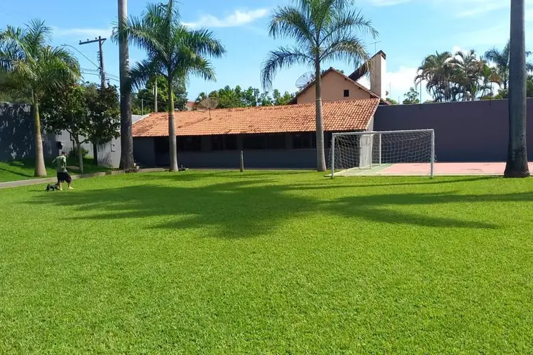 Gramado, área ao ar livre, quadra esportiva, em unidade de acolhimento da rede em Minas Gerais