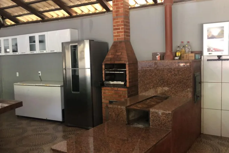 Cozinha com churrasqueira e eletrodomésticos, em unidade de acolhimento da rede em Minas Gerais