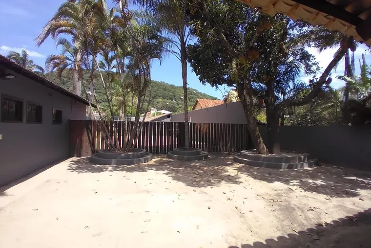 Clínica de reabilitação em Carmo do Cajuru - MG Área externa com árvores e espaço livre, em unidade de acolhimento da rede em Minas Gerais