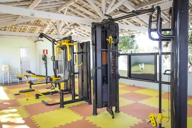 Equipamentos de academia em ambiente interno, em unidade de acolhimento da rede em Minas Gerais