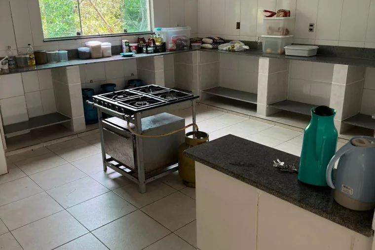 Clínica de reabilitação em Catas Altas - MG Cozinha com pia e fogão, em unidade de acolhimento da rede em Minas Gerais