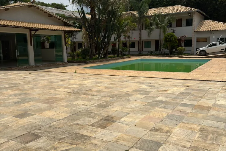 Clínica de reabilitação em Conceição do Mato Dentro - MG Área externa com piscina e pátio, em unidade de acolhimento da rede em Minas Gerais