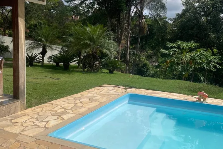 Área externa com piscina e gramado, em unidade de acolhimento da rede em Minas Gerais