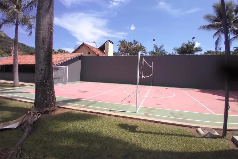 Clínica de reabilitação em Divinópolis - MG Quadra esportiva ao ar livre, em unidade de acolhimento da rede em Minas Gerais