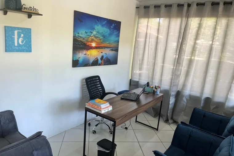 Escritório com mesa e cadeiras, em unidade de acolhimento da rede em Minas Gerais