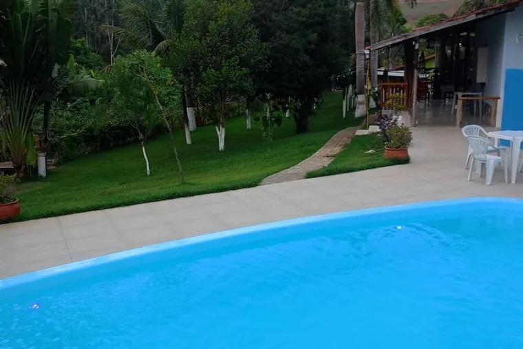 Clínica de reabilitação em Governador Valadares - MG Piscina e área verde ao redor, em unidade de acolhimento da rede em Minas Gerais