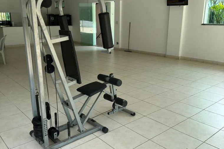 Clínica de reabilitação em Ibirité - MG Equipamento de ginástica em ambiente vazio, em unidade de acolhimento da rede em Minas Gerais