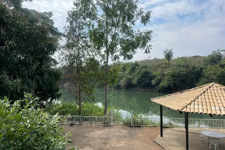 Clínica de reabilitação em Igaratinga - MG Área externa com vista para lago, em unidade de acolhimento da rede em Minas Gerais