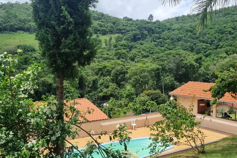 Área de lazer com piscina e natureza, em unidade de acolhimento da rede em Minas Gerais