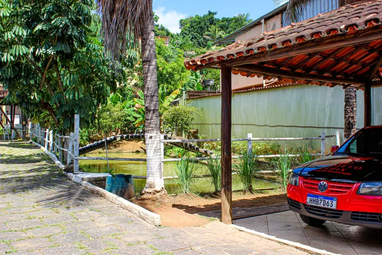 Clínica de reabilitação em Ipatinga - MG Garagem e área externa com vegetação, em unidade de acolhimento da rede em Minas Gerais
