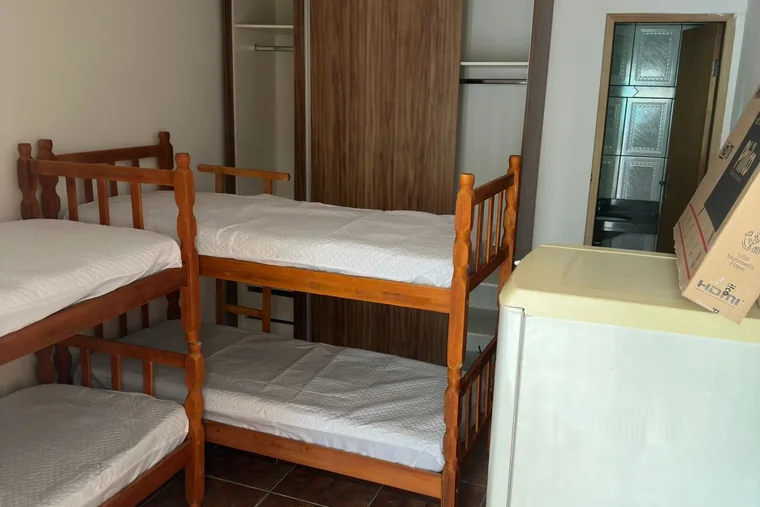 Clínica de reabilitação em Itabirito - MG Beliche e armário em quarto, em unidade de acolhimento da rede em Minas Gerais