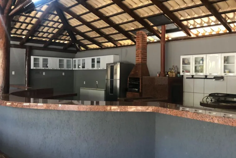 Clínica de reabilitação em Itaúna - MG Cozinha com bancada e eletrodomésticos, em unidade de acolhimento da rede em Minas Gerais