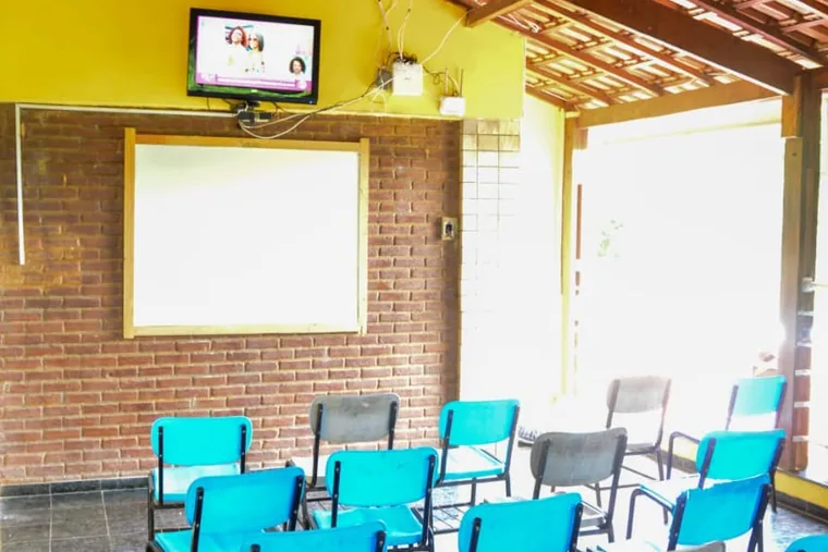 Sala de reunião com cadeiras azuis, em unidade de acolhimento da rede em Minas Gerais