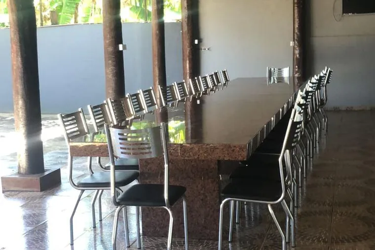 Mesa grande com muitas cadeiras, em unidade de acolhimento da rede em Minas Gerais