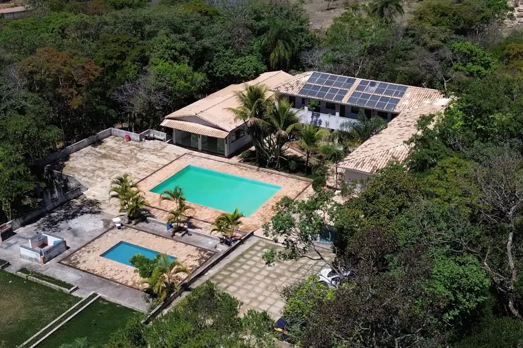 Vista da casa com piscina, em unidade de acolhimento da rede em Minas Gerais