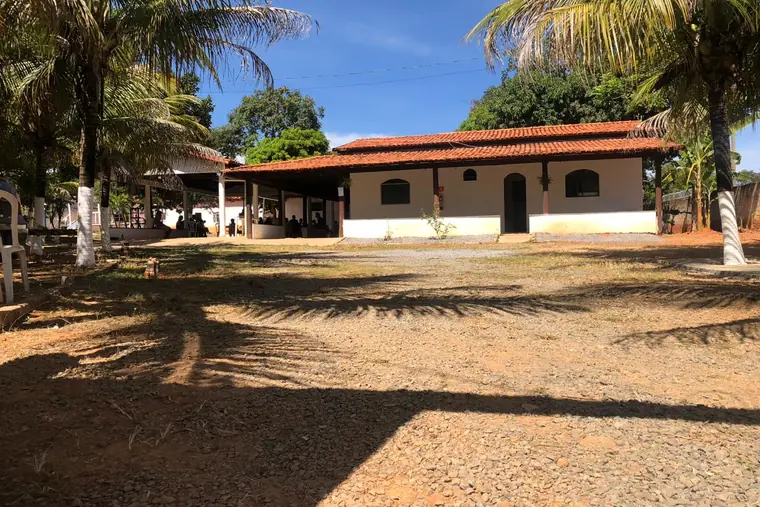 Clínica de reabilitação em Montes Claros - MG Fachada da casa e área externa, em unidade de acolhimento da rede em Minas Gerais