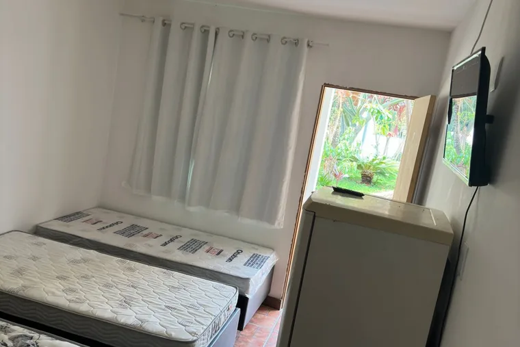 Clínica de reabilitação em Nova Lima - MG Quarto com camas e janela aberta, em unidade de acolhimento da rede em Minas Gerais