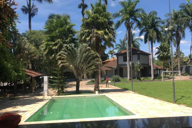 Área externa com piscina e árvores, em unidade de acolhimento da rede em Minas Gerais