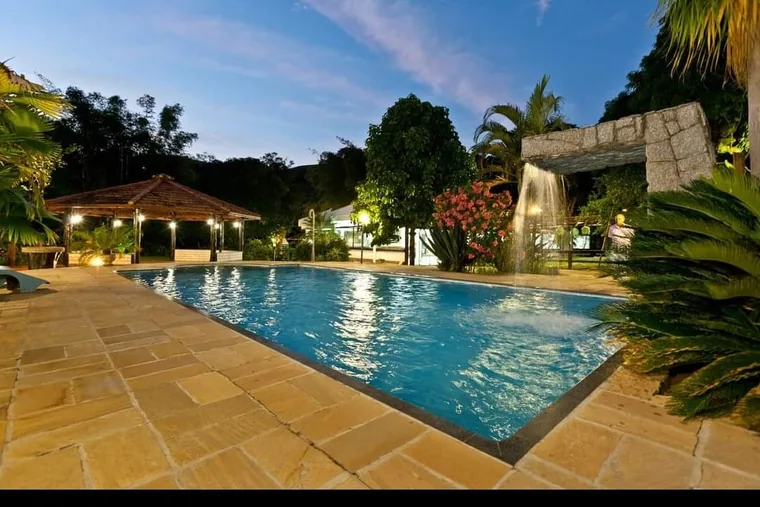 Clínica de reabilitação em Papagaios - MG Piscina com área de lazer ao redor, em unidade de acolhimento da rede em Minas Gerais