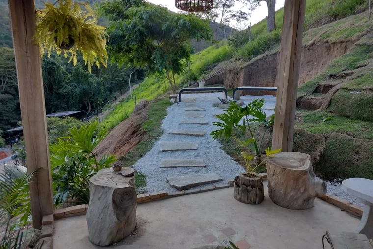 Caminho de pedras em área verde, em unidade de acolhimento da rede em Minas Gerais