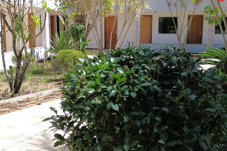 Clínica de reabilitação em Perdigão - MG Jardim com arbustos e entrada, em unidade de acolhimento da rede em Minas Gerais
