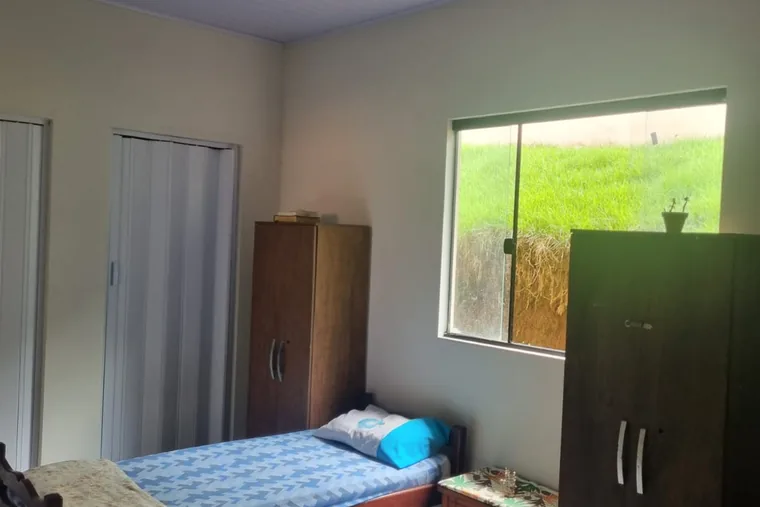 Clínica de reabilitação em Pitangui - MG Quarto com cama e armários, em unidade de acolhimento da rede em Minas Gerais