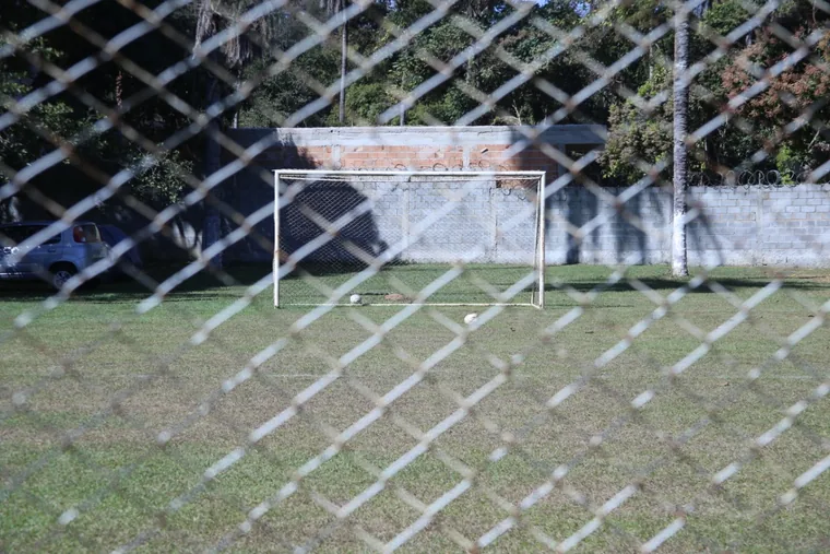 Clínica de reabilitação em Sabará - MG Campo de futebol e gol, em unidade de acolhimento da rede em Minas Gerais