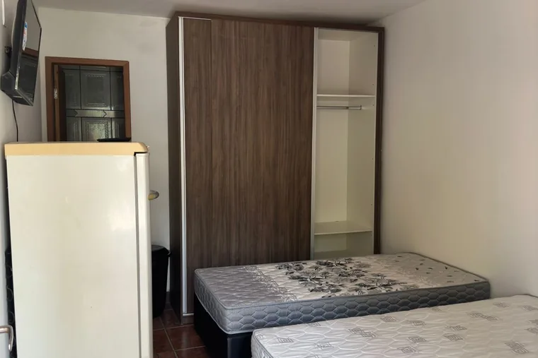 Clínica de reabilitação em Santa Luzia - MG Dormitório com camas e armário, em unidade de acolhimento da rede em Minas Gerais