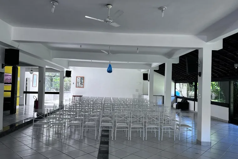 Clínica de reabilitação em Santo Antônio do Monte - MG Sala com cadeiras dispostas em fileiras, em unidade de acolhimento da rede em Minas Gerais