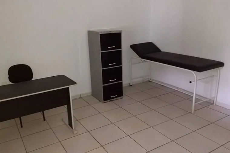 Clínica de reabilitação em Uberlândia - MG Escritório com mesa e maca, em unidade de acolhimento da rede em Minas Gerais