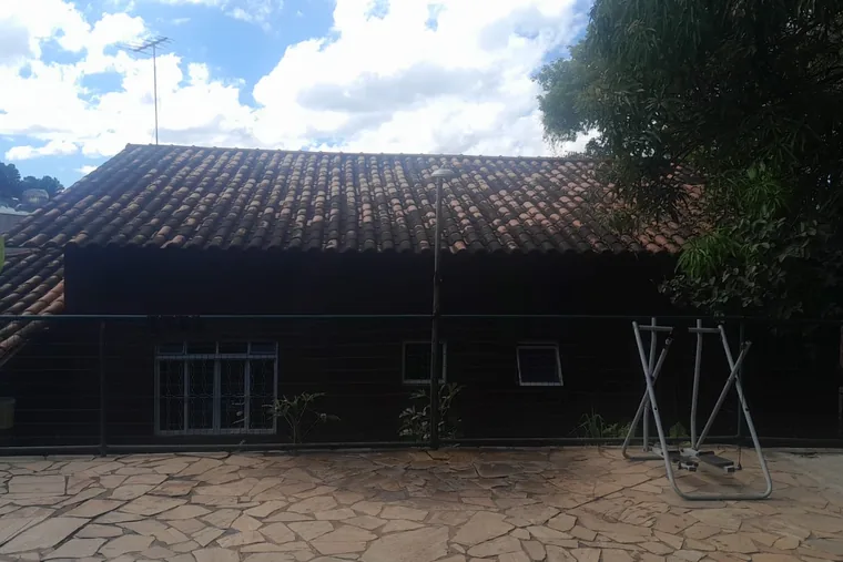 Fachada da casa com telhado, em unidade de acolhimento da rede em Minas Gerais