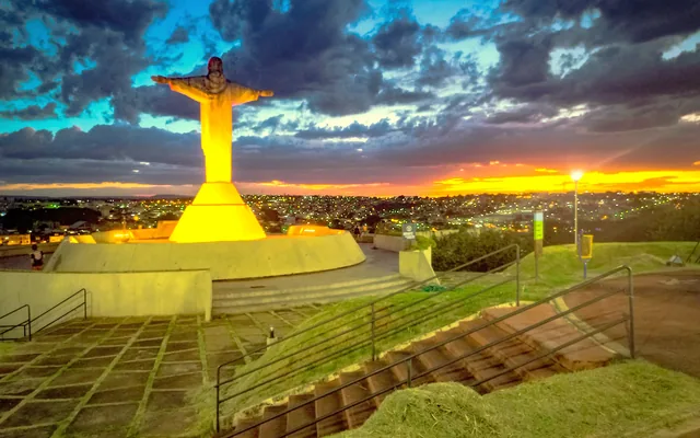 Monumento Cristo Redentor ao pôr do sol em Araxá