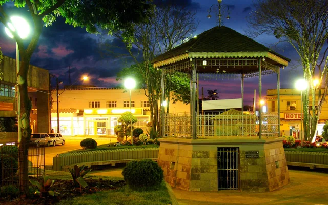 Coreto em praça iluminada à noite em Bambuí