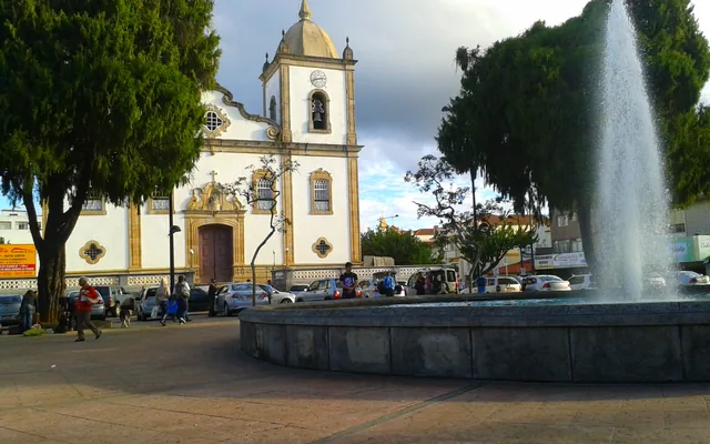 Igreja e fonte em praça pública em Barbacena