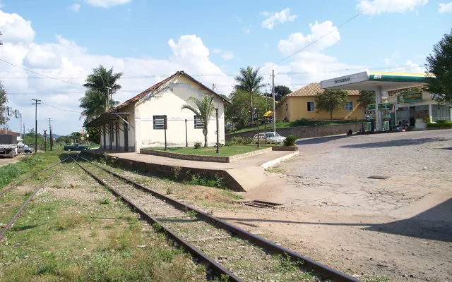 Estação de trem e esquina de rua em Carmo da Mata