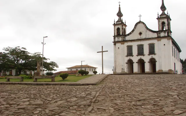 Catas Altas - MG Igreja com calçamento de pedras em Catas Altas
