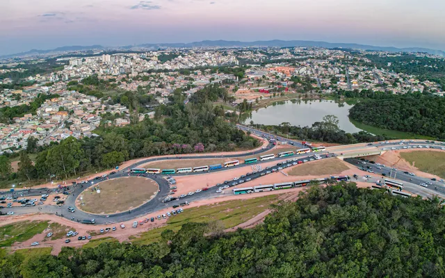 Vista aérea de cidade com lago em Contagem