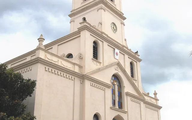 Igreja com torre e relógio visível em Extrema
