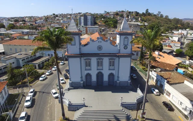 Igreja em vista de cidade com ruas em Formiga