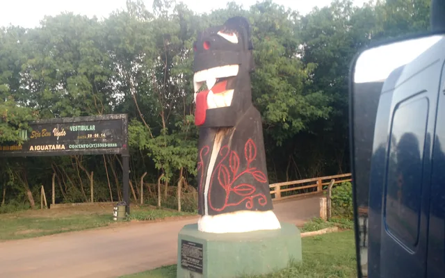 Estátua decorativa em espaço aberto em Iguatama