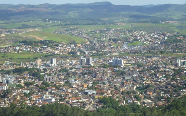 Vista panorâmica da cidade e áreas verdes em Itabira