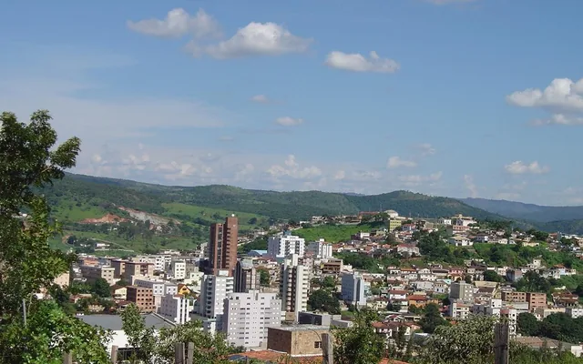 Itaúna - MG Vista da cidade com prédios e montanhas em Itaúna