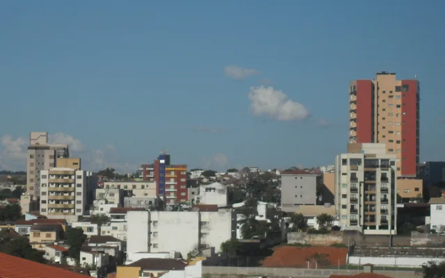 vistas de edifícios e céu azul em Lavras